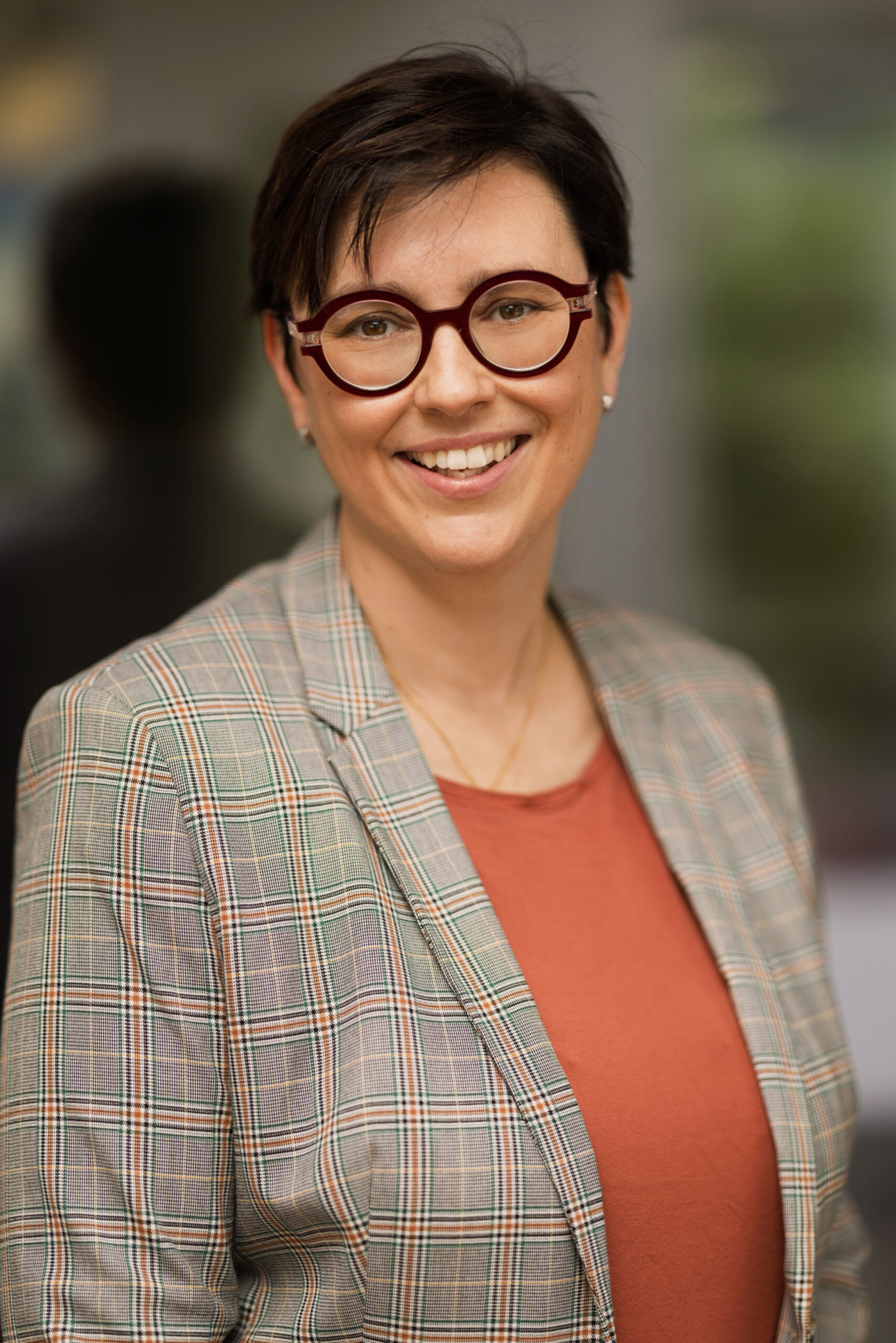Claudia setzt sich seit 2020 für den Erfolg und die Weiterentwicklung von Projectos ein. Als Mitglied der Geschäftsleitung verantwortet sie die Seminaragenda sowie die Gesamtorganisation. Der Fokus liegt dabei auf einem hochwertigen Seminarangebot, einer persönlichen Betreuung und einem rundum stimmigen Seminarerlebnis für unsere Gäste.